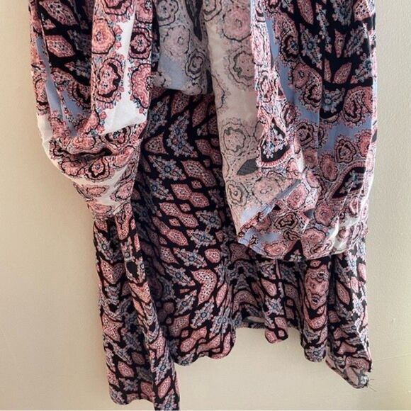 Handkerchief Style Flowy Boho Dress crisscrossed design // Knox Rose // size M - Picture 4 of 7